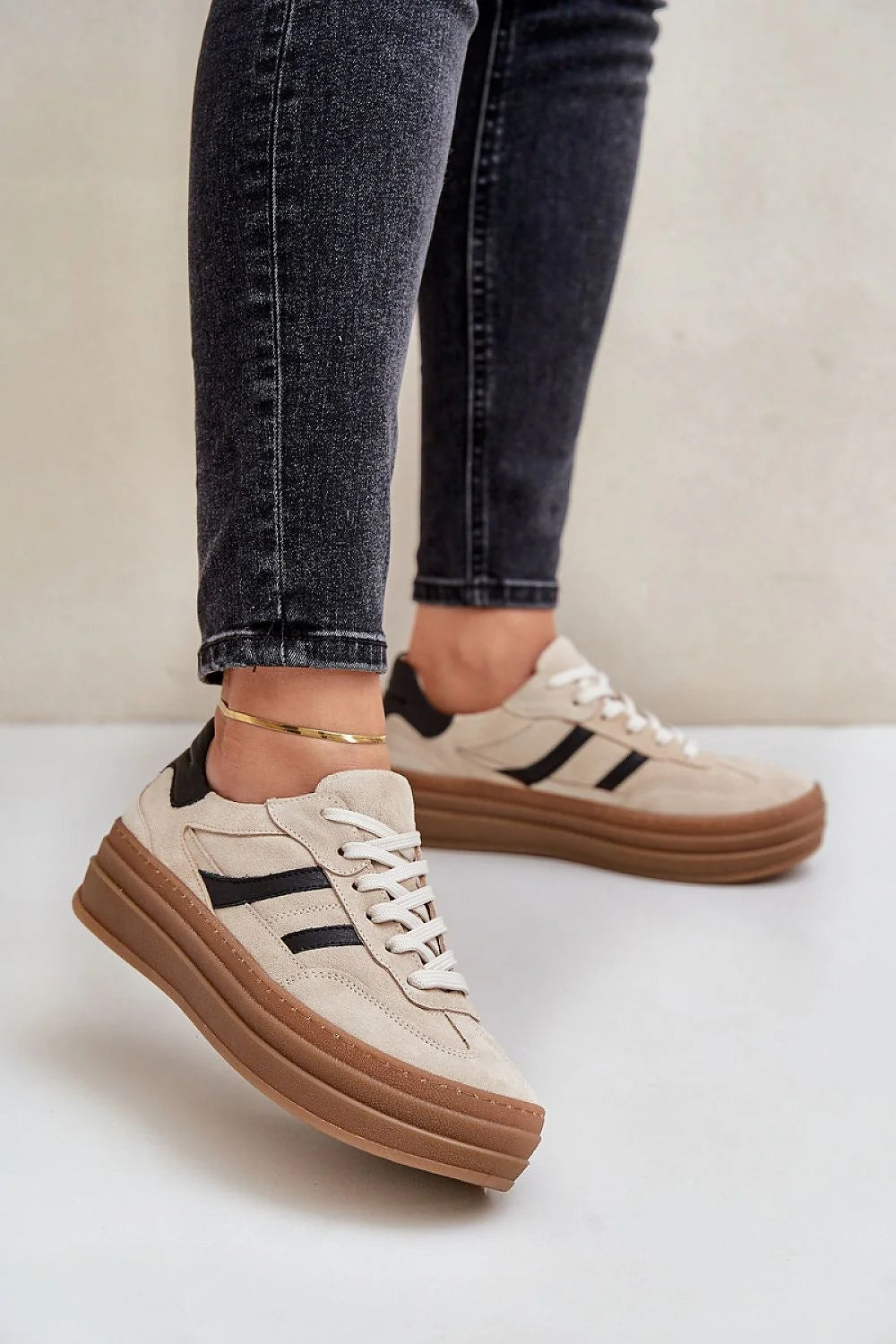 Chaussures de sport pour femmes en daim naturel style urbain confortable élégance moderne plateforme semelle beige noir