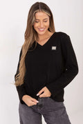 pull femme col V maille côtelée noire manches longues coupe décontractée oversize hanches douce bords côtes patch poitrine logo discret