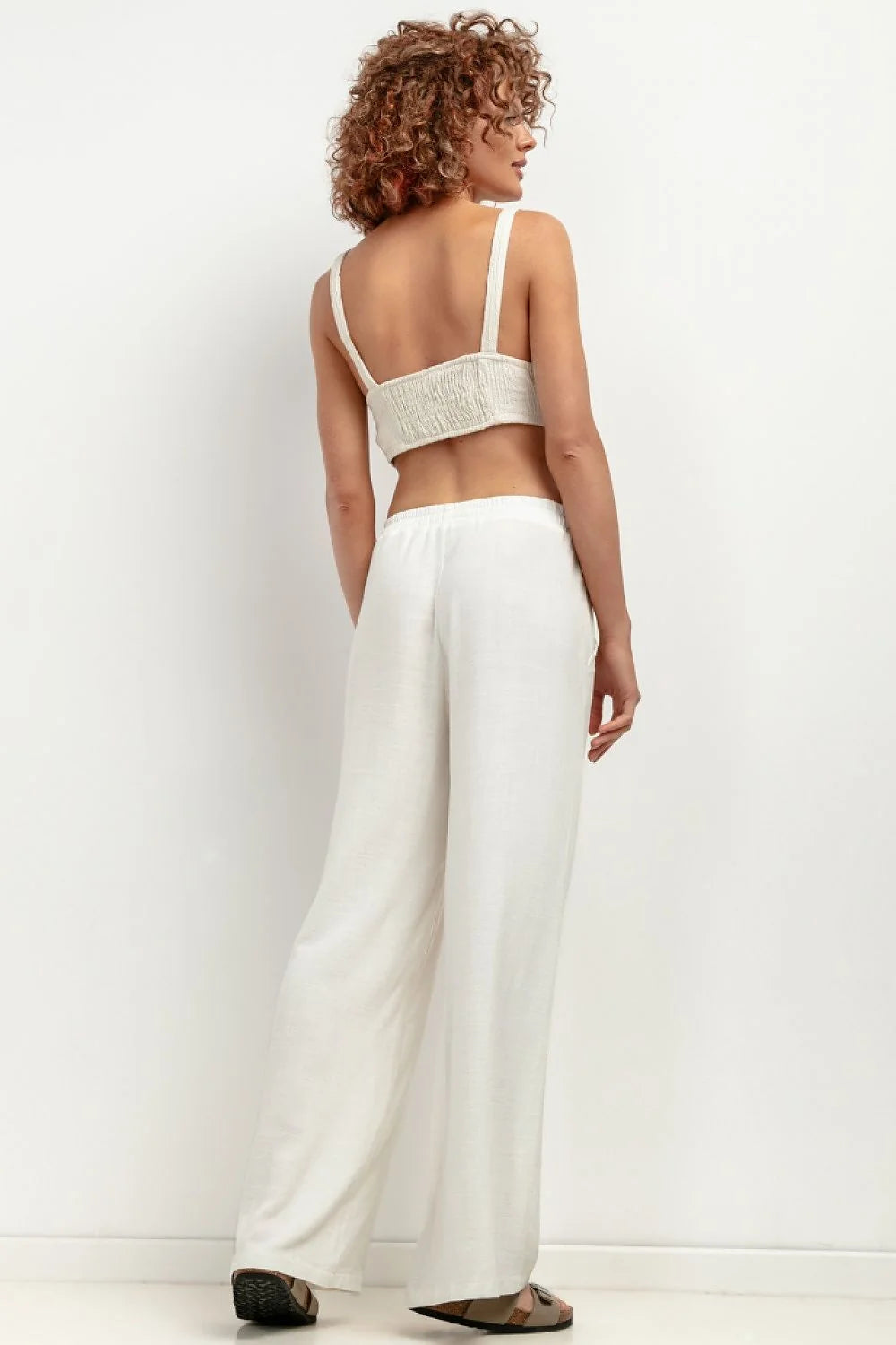 Ensemble Femme Haut Court Pantalon Large Lin Élégance Épurée Confort Été Tenue Décontractée Occasions Polyvalentes Style Moderne Couleur Blanc Finitions Soignées Matériaux Naturels Occasions Estivales Vêtement Tendance