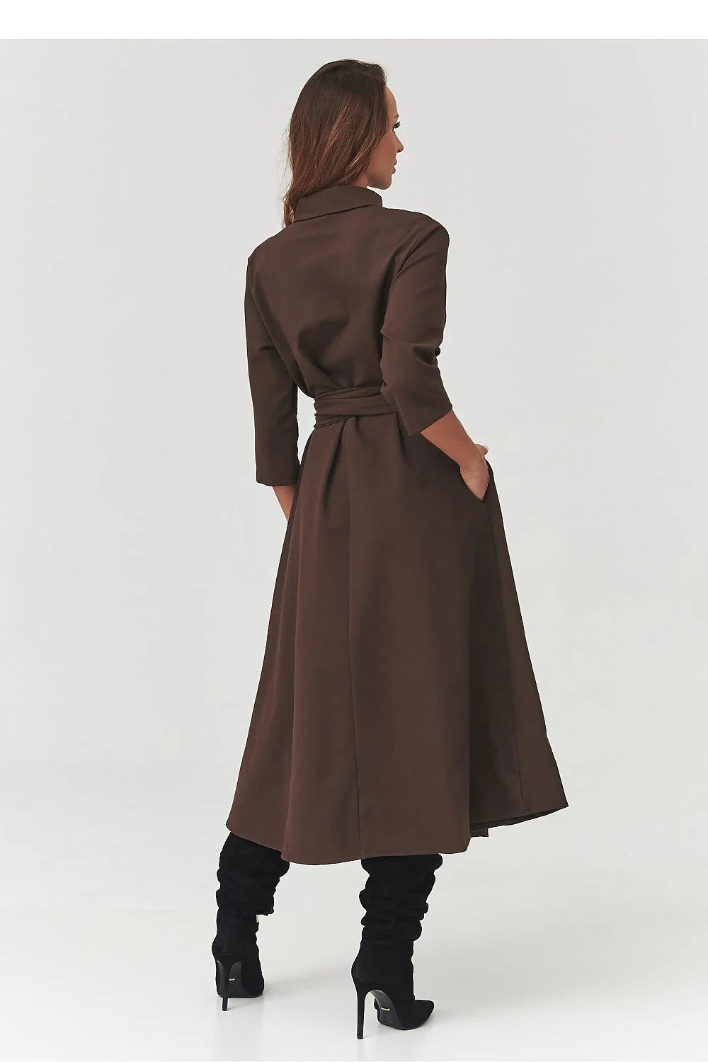 robe chemise midi ceinture nouée col classique portefeuille manches troisquarts trapèze évasée tissu structuré chocolat italien coton stretch élégant féminin
