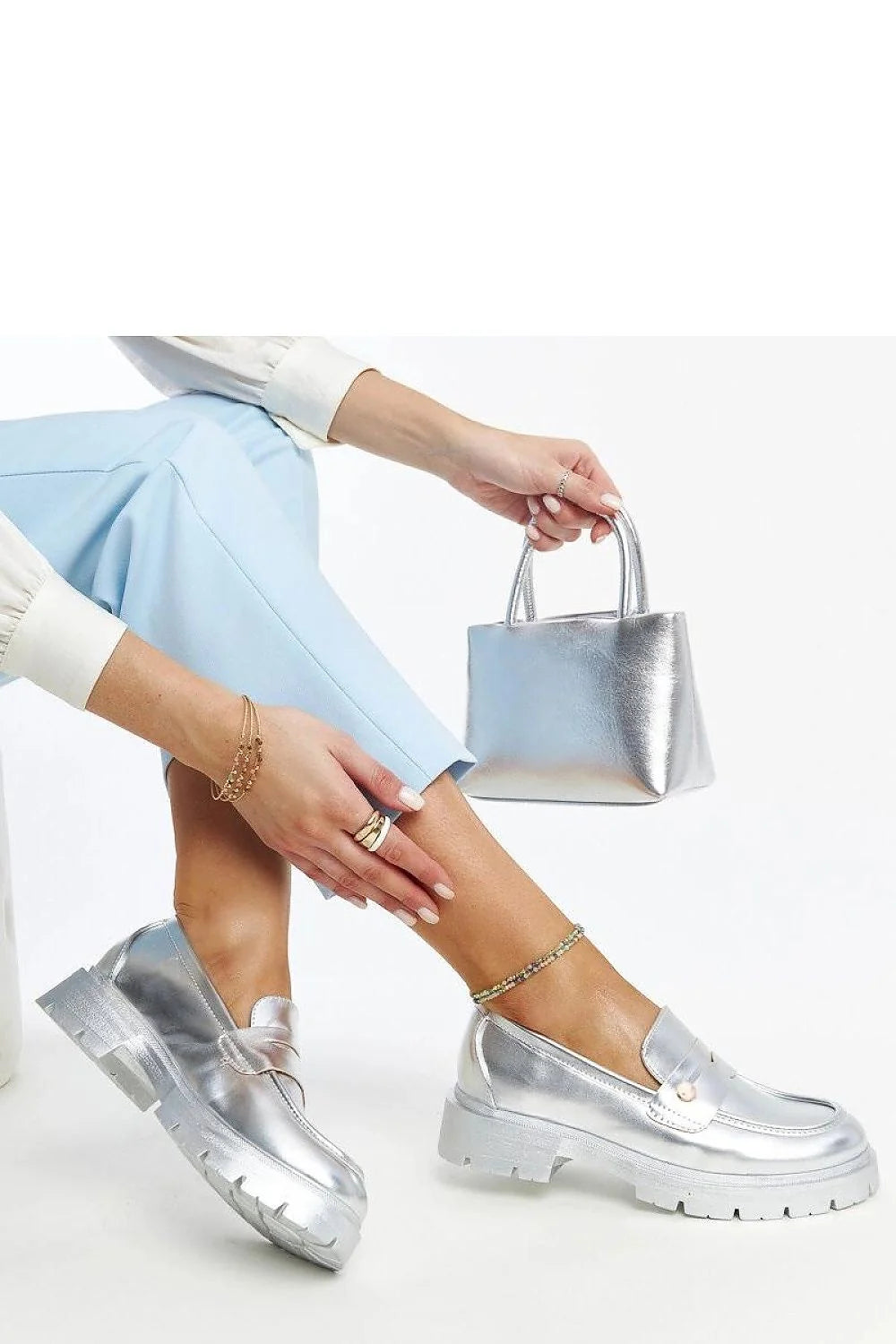 Mocassins femmes design audacieux contemporain style futuriste couleur argent métallisé cuir synthétique semelle épaisse crantée confortable occasion quotidienne soirée chic mode urbaine