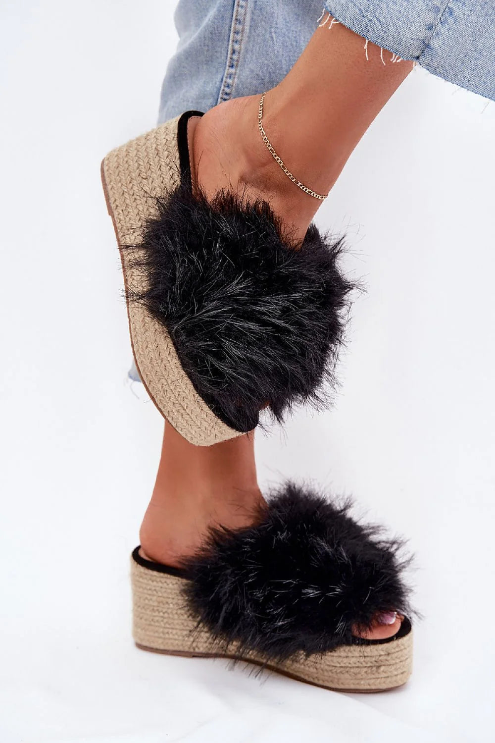 Sandales compensées pour femme style moderne audacieux fausse fourrure noire semelle tressée été 2023