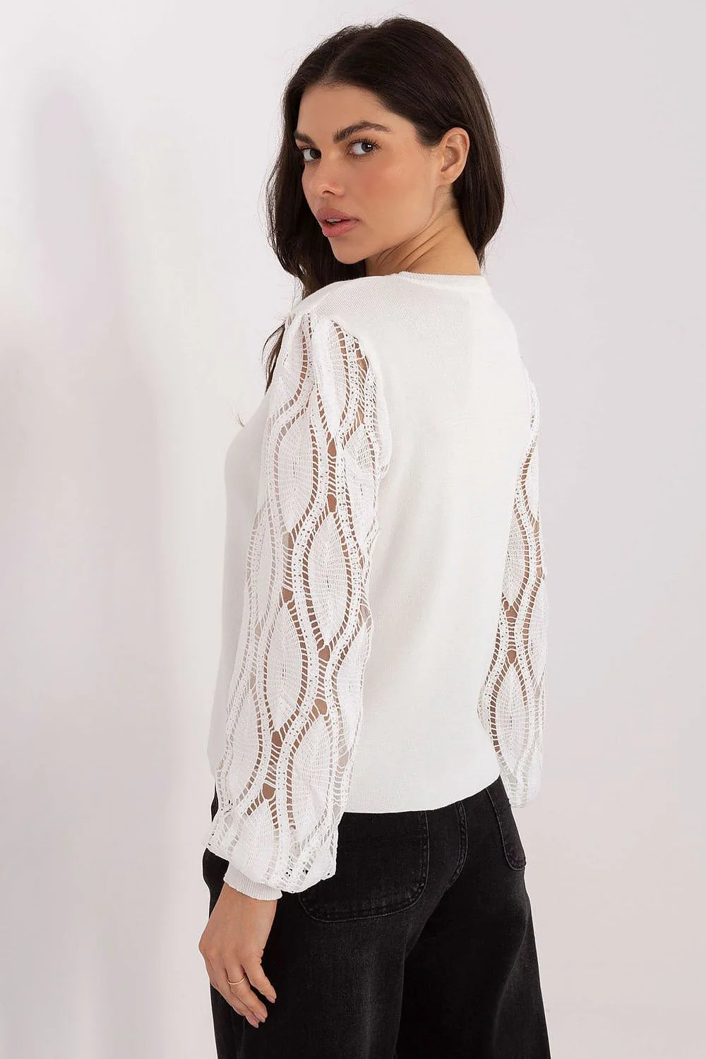 pull femme blanc manches longues bouffantes crochet ajourées poignets resserrés maille fine côtelée encolure ronde semiajustée viscose polyester durable chic