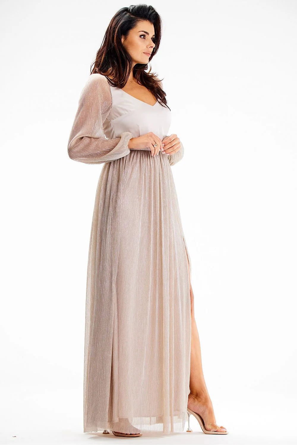 robe longue élégante soirée cérémonie satin blanc jupe plissée taupe fluide fente haute décolleté V manches longues taille ajustée scintillante
