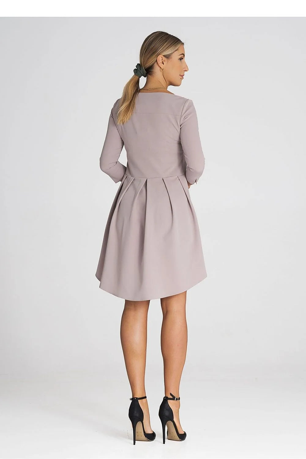 robe cocktail asymétrique manches troisquarts dos plissé trapèze évasée fluide col bateau rose poudré ourlet asymétrie mini structuré minimaliste