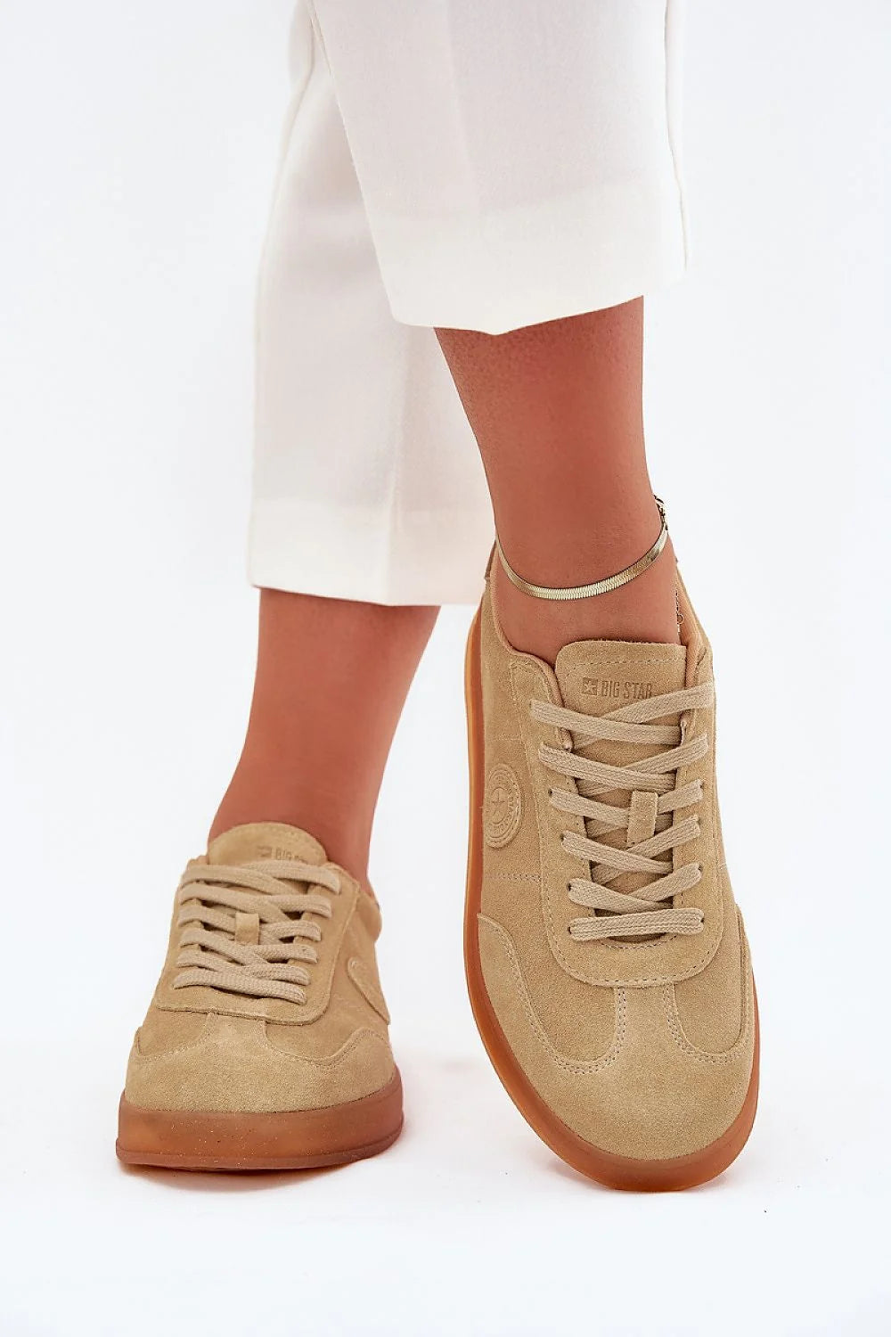 Chaussures pour femmes modernes élégantes décontractées cuir suédé beige clair logo discret semelle gomme marron HI-POLY SYSTEM