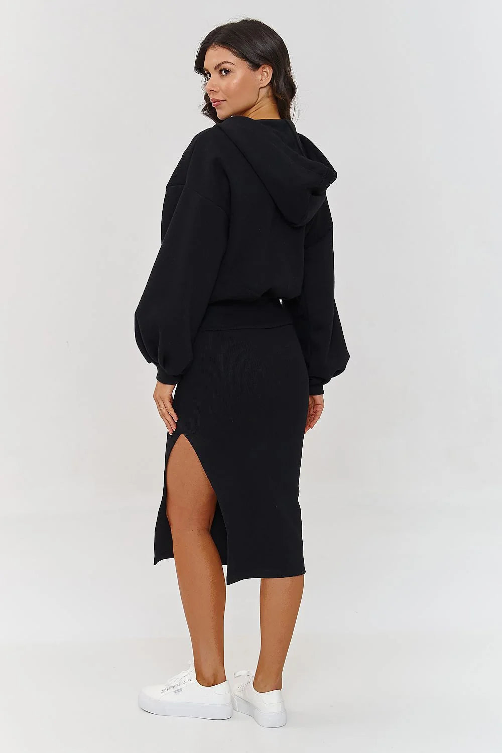 ensemble Makadamia robe midi côtelée ajustée encolure ronde fente latérale haute veste cropped capuche manches bouffantes coton stretch confortable polyvalent