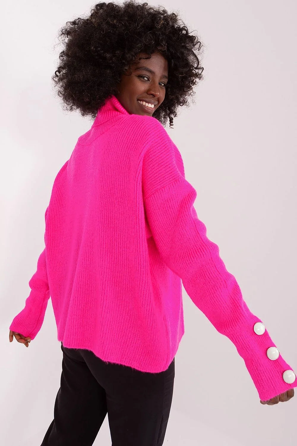 Pullover femme col roulé Badu rose vif matière douce coupe ample manches longues boutons décoratifs