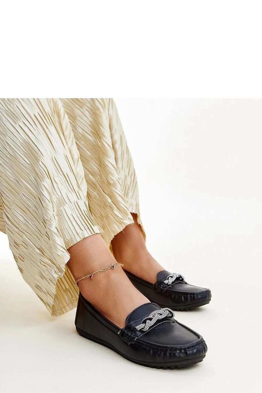 Mocassins élégants pour femmes design moderne matériaux haut de gamme cuir noir chaîneargenté style intemporel confort maximal