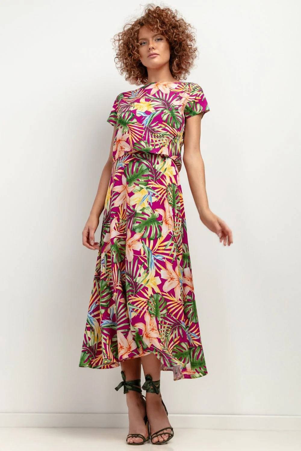 Robe à imprimé tropical courte manches courtes silhouette évasée buste ajusté tissu léger fuchsia fleurs feuilles femme été