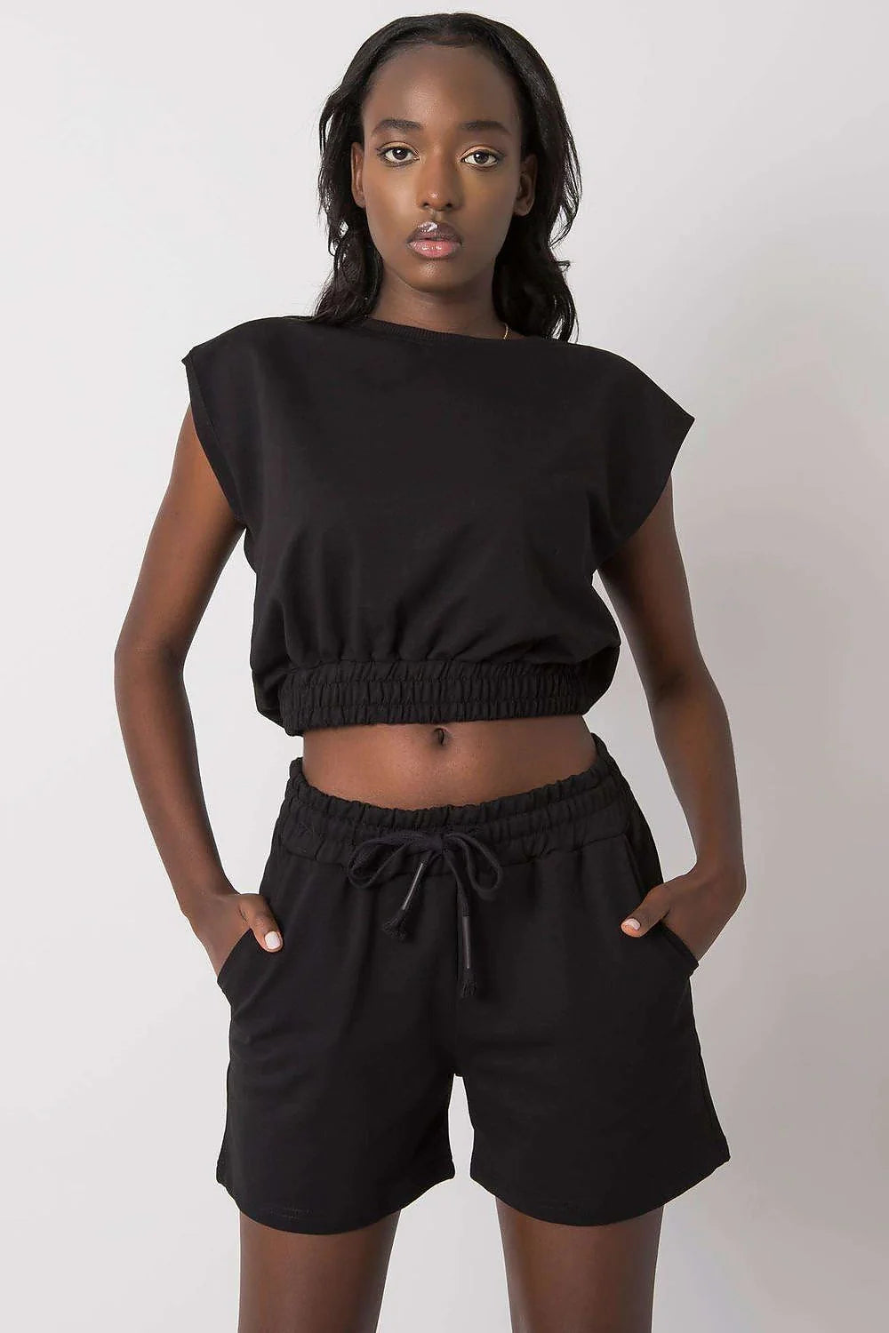 Ensemble femme modern style Rue Paris crop top sans manches et short taille élastique en coton noir