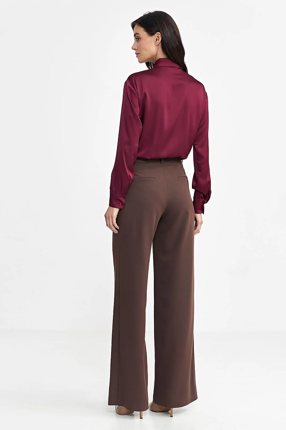 Tenue femme élégante chemisier bordeaux pantalon marron foncé coupe cintrée style classique occasion professionnelle