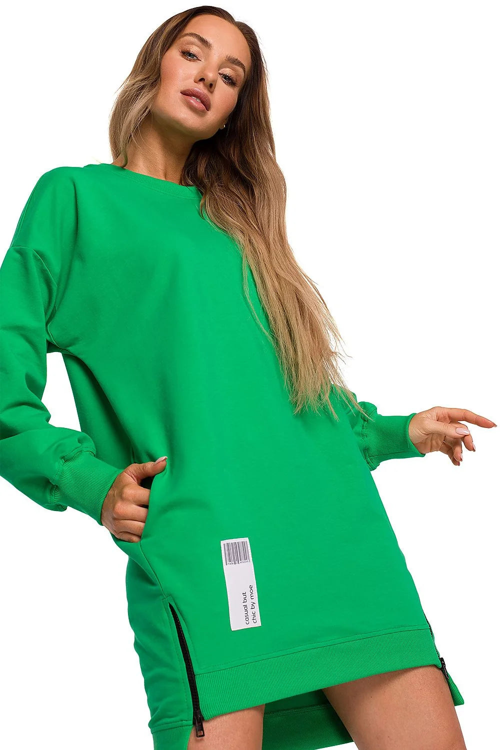Robe-pull femme style streetwear coupe droite ample manches longues encolure ronde fermeture éclair latérale poches pratiques matière coton élasthanne couleurs vives audacieuses look moderne décontracté