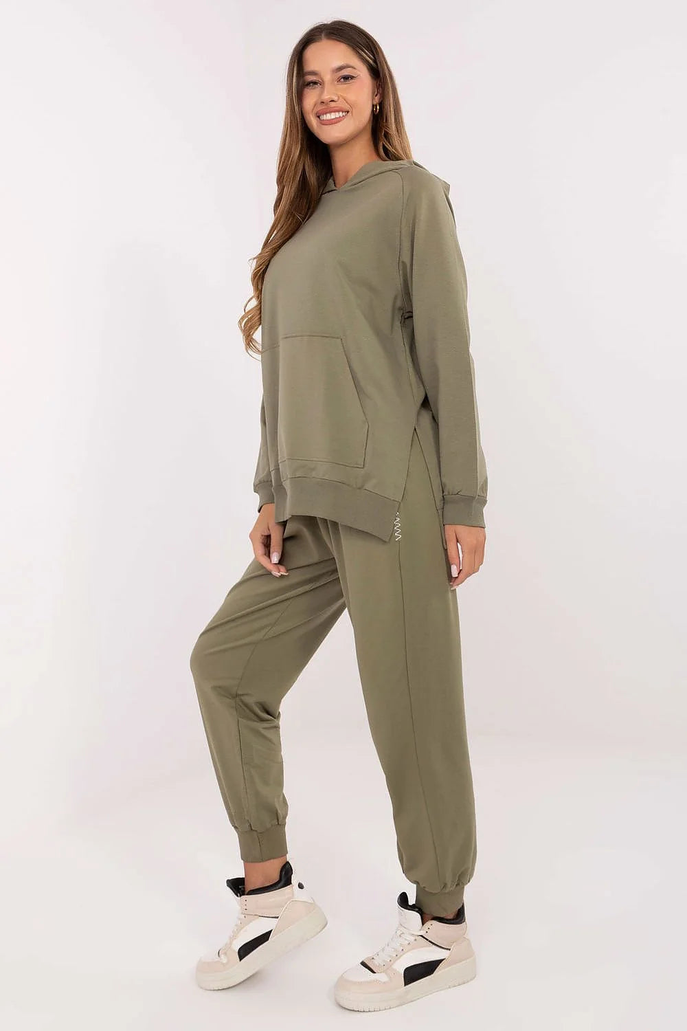 hoodie femme oversize kaki olive coton mélangé molleton doux confortable capuche manches longues épaules tombantes poche kangourou fentes côtés minimaliste