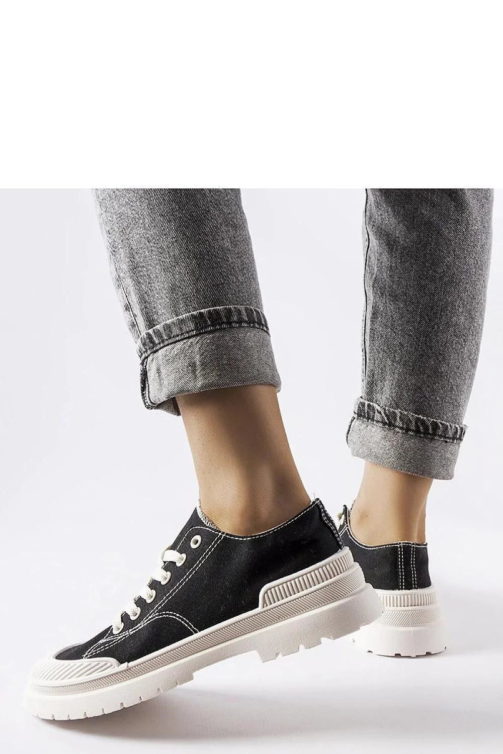 Baskets classiques contemporaines femme tissu noir lacets blancs semelle épaisse texture relief urban casual été
