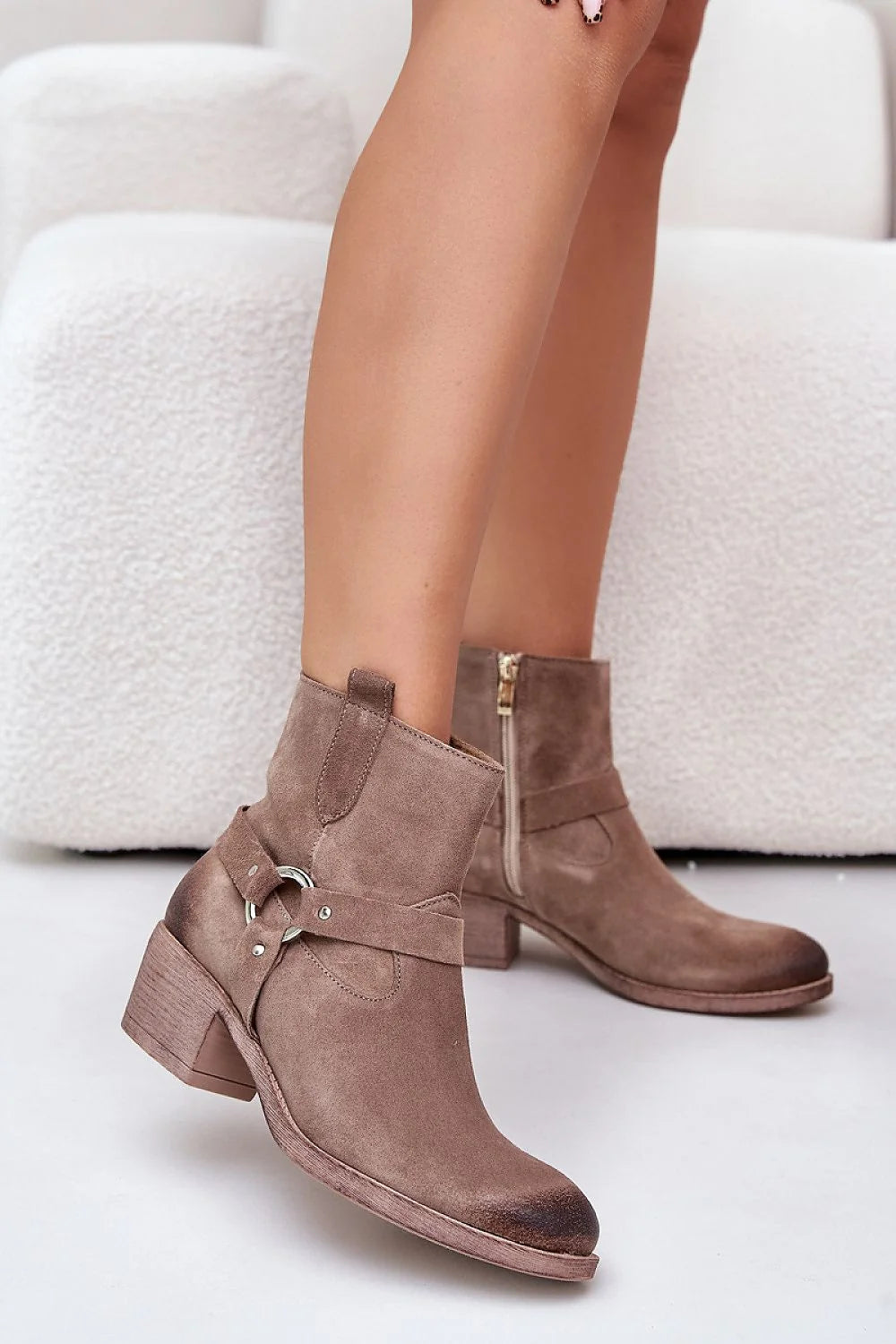 Bottes pour femmes élégantes contemporaines cuir suédé taupe harnais décoratif automne hiver talon moyen_zip doré
