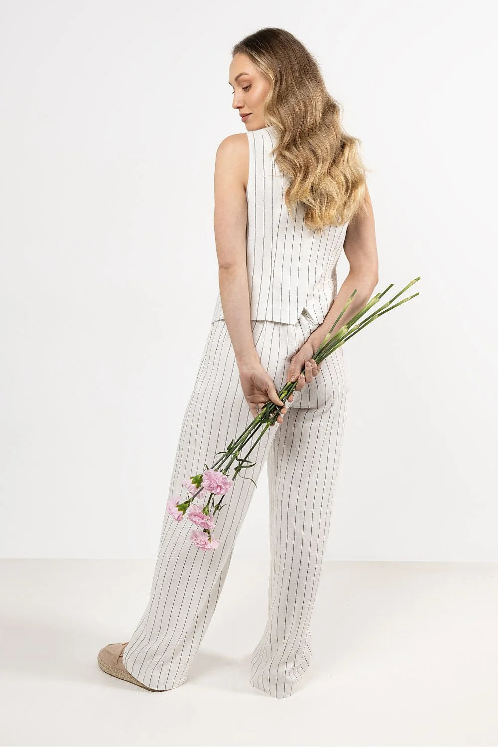 costume femme élégant lin blanc rayures fines veste sans manches col V profond cintrée pantalons larges boutons bois naturel respirant