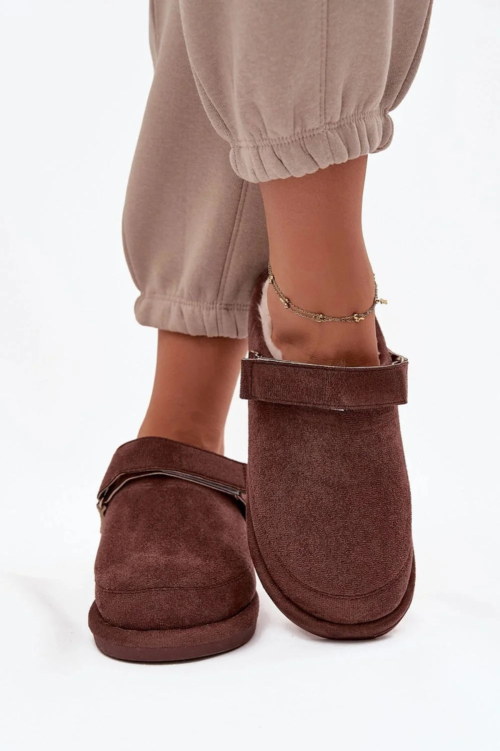 pantoufles mules femmes suédine éco chocolat bout fermé arrondi talon ouvert fourrure crème doublure bride réglable velcro semelle caoutchouc antidérapante