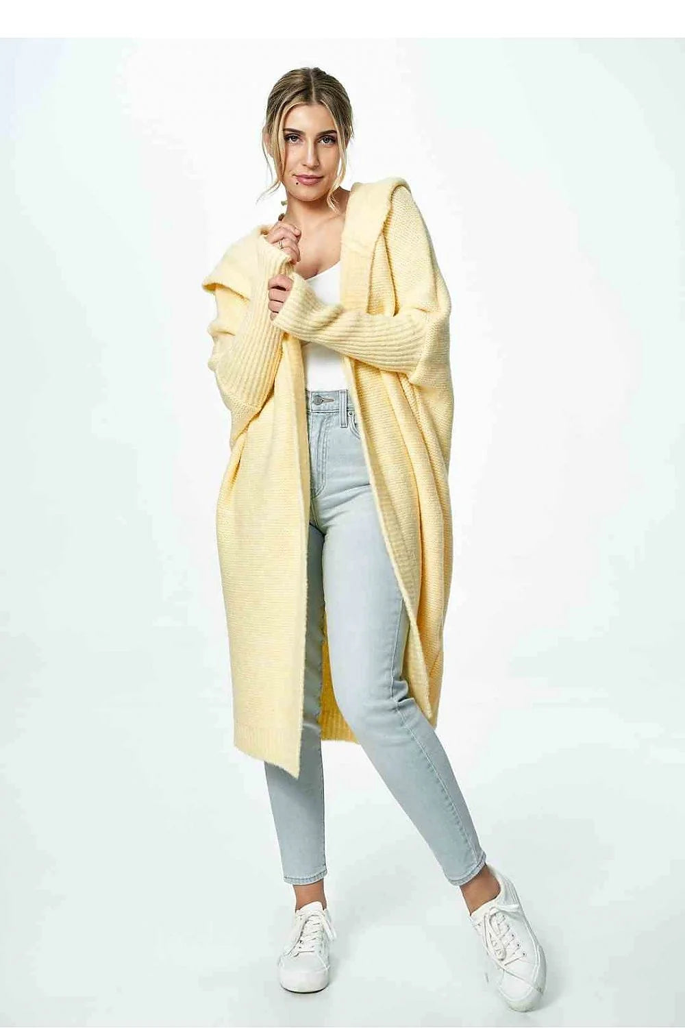 Cardigan long pour femme en tricot épais couleur jaune pâle style casual chic coupe loose capuche intégrée manches longues finitions côtelées