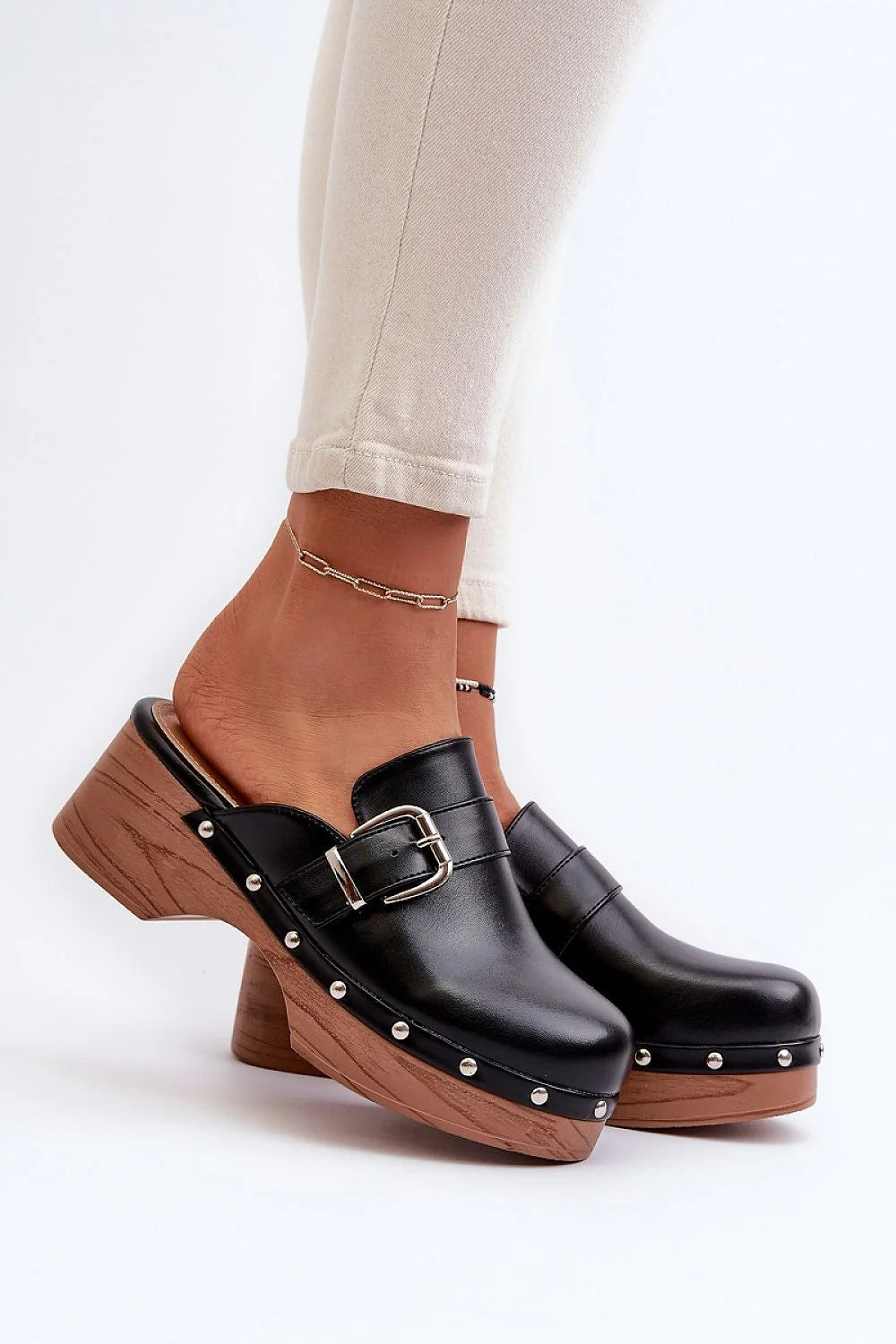 mules talons compensés cuir artificiel noir boucle métallique argentée semelle plateforme imitation bois clair rivets argentés bout fermé dos ouvert
