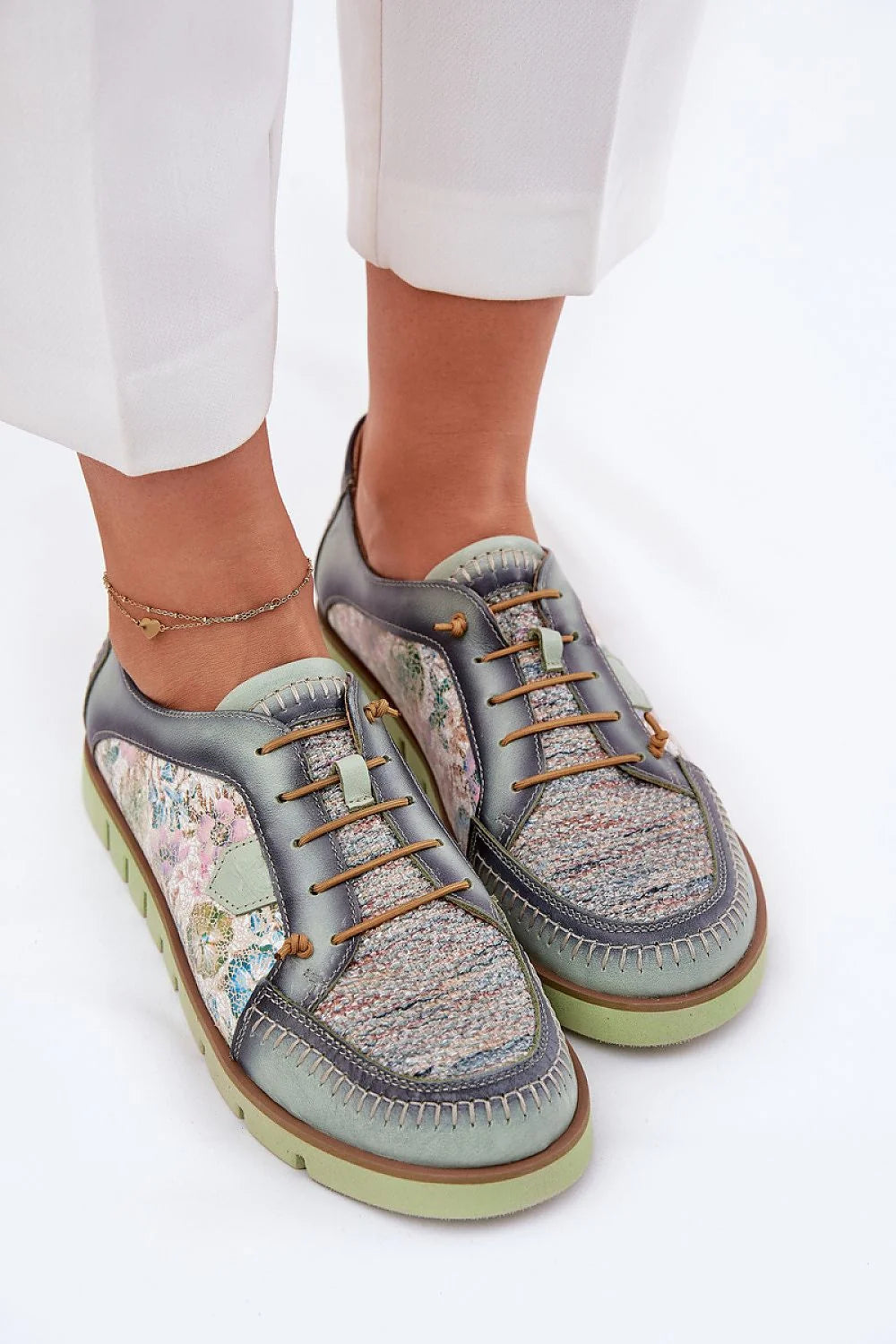Chaussures basses femmes style original Maciejka cuir naturel motifs floraux bleu rose beige lacets bruns confort quotidiien