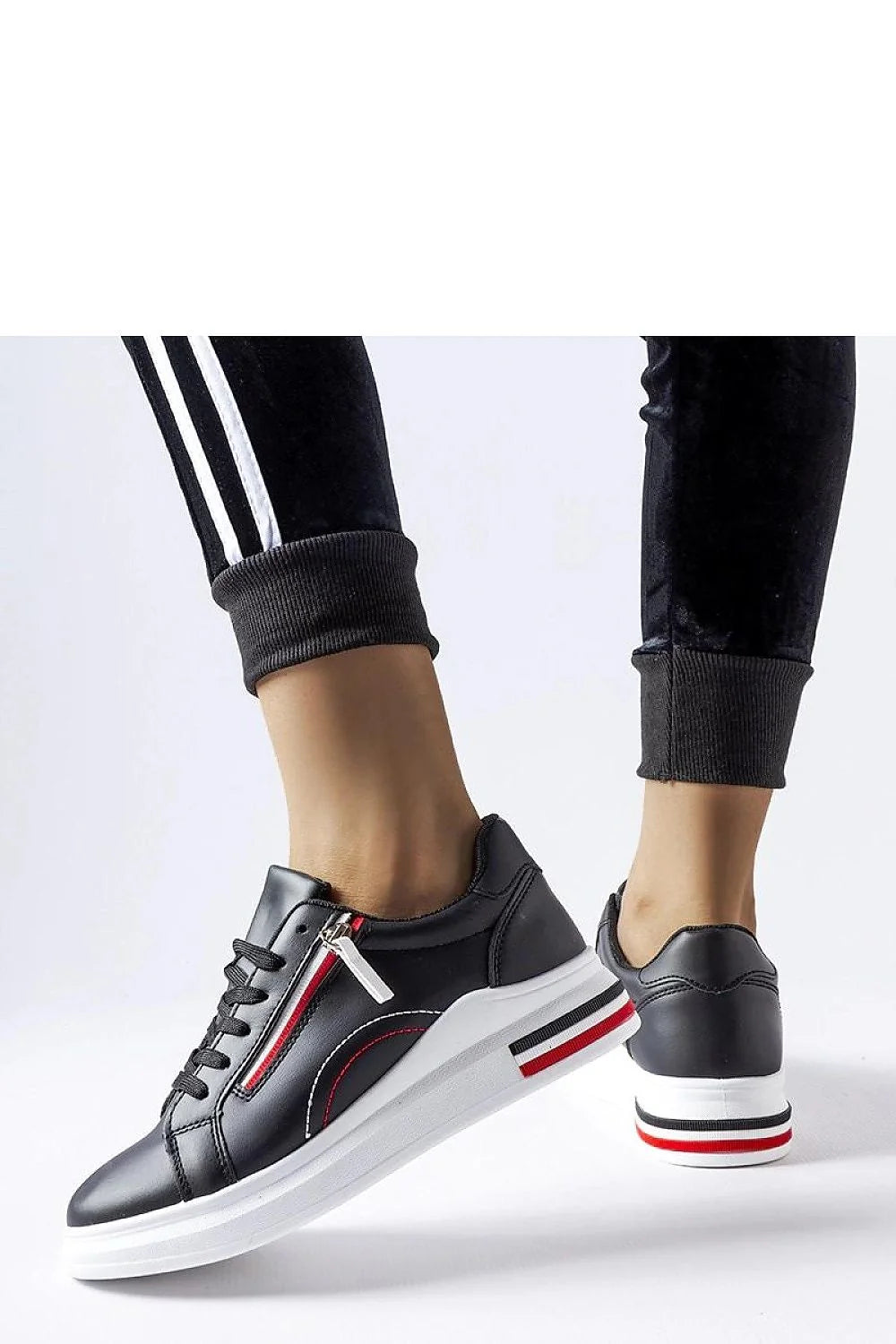 Baskets basse cuir écologique noir semelle blanche bandes rouges lacets noirs zip argenté mode streetwear femmes