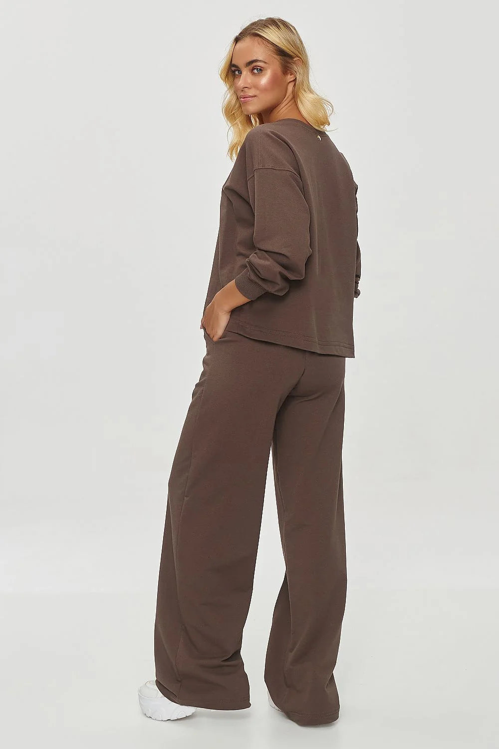 Ensemble Makadamia femme, confortable et stylé, sweatshirt et pantalon en coton marron, coupe ample et moderne, manches longues et taille élastique