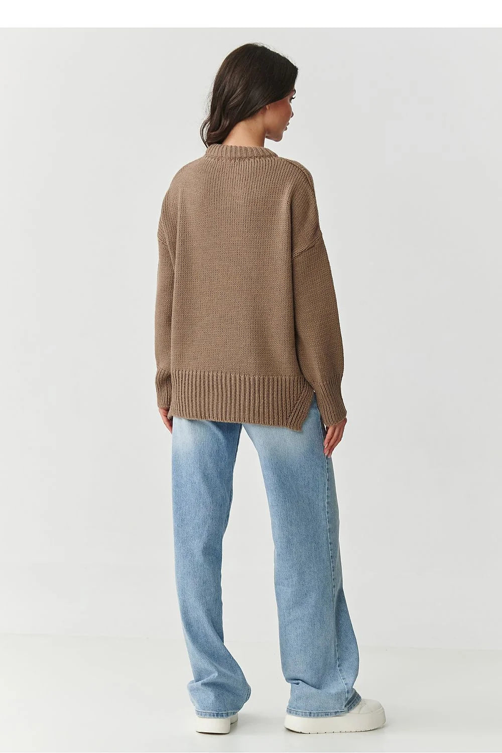 pull femme oversize maille épaisse camel taupe col rond côtelé manches longues tombantes base asymétrique ourlet fente côté zip décoratif