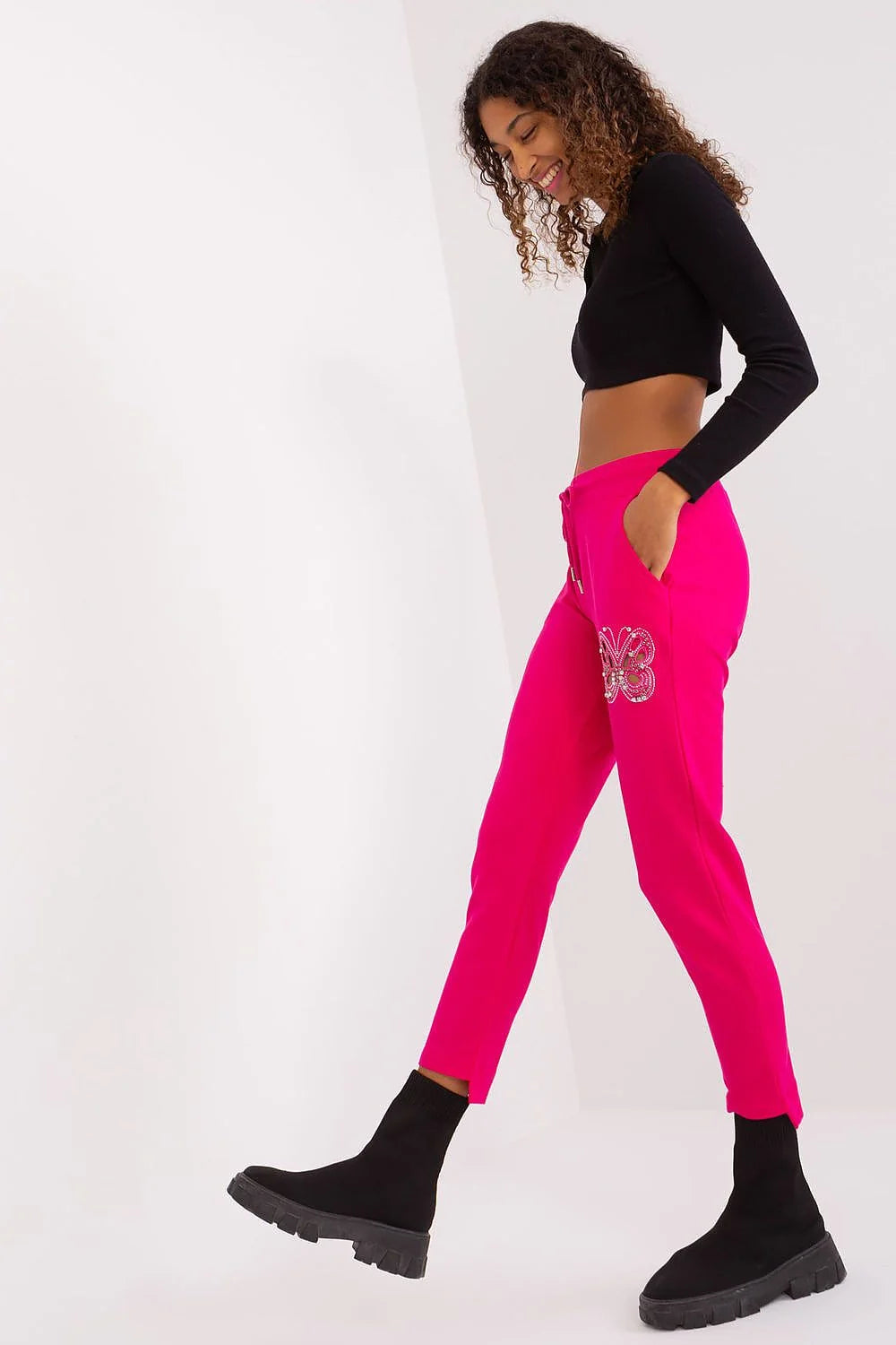 pantalon survêtement Relevance rose fuchsia vif coupe ajustée fuselée cheville fente ourlet taille haute élastique cordon poches latérales strass papillon