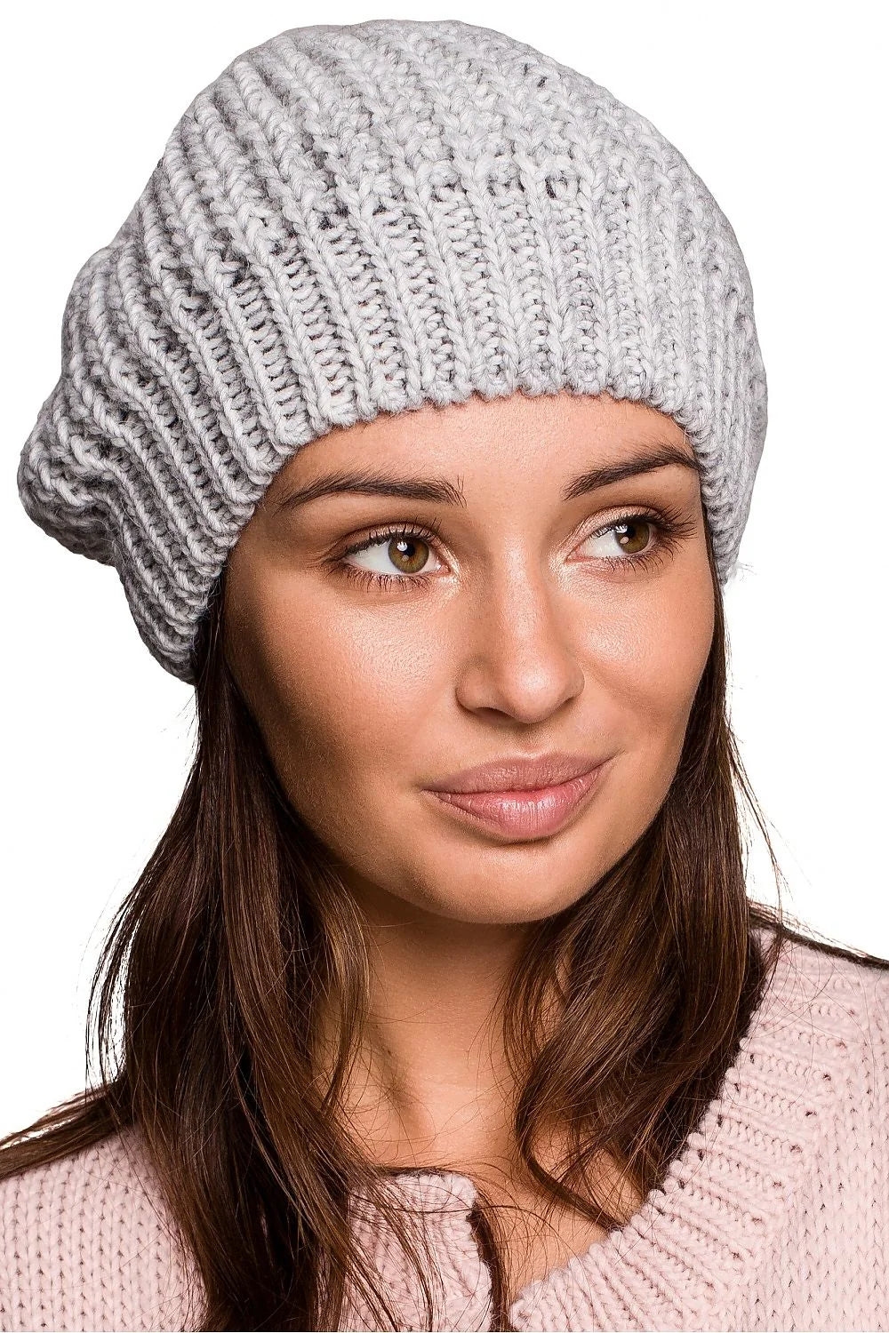 Béret et pull tricotés laine acrylique style décontracté hiver élégant confortable femme moderne urbain