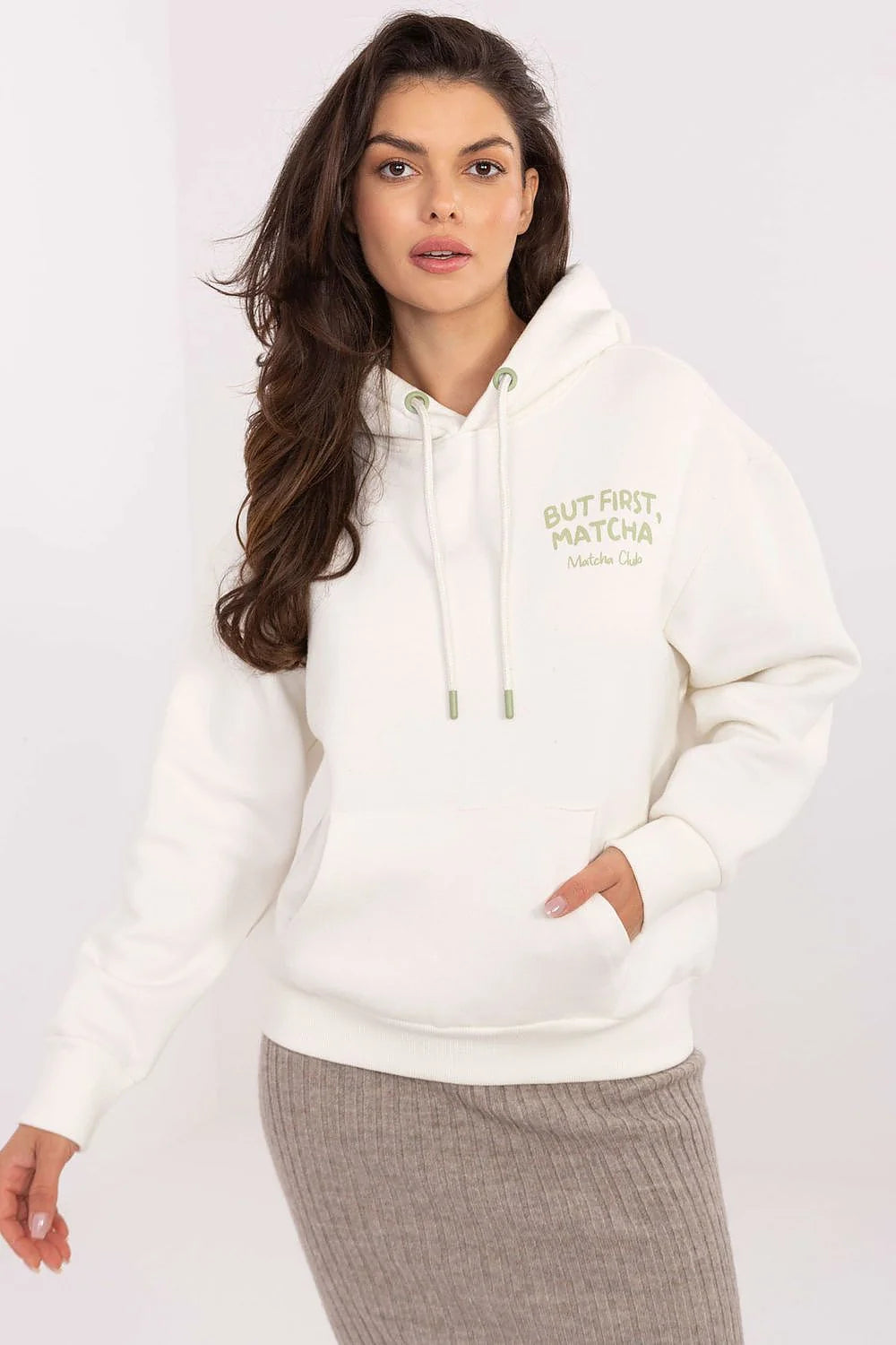 sweatshirt femme oversize crème molletonné coton polyester capuche cordons œillets embouts verts poche kangourou imprimé poitrine dos décontracté streetwear confortable
