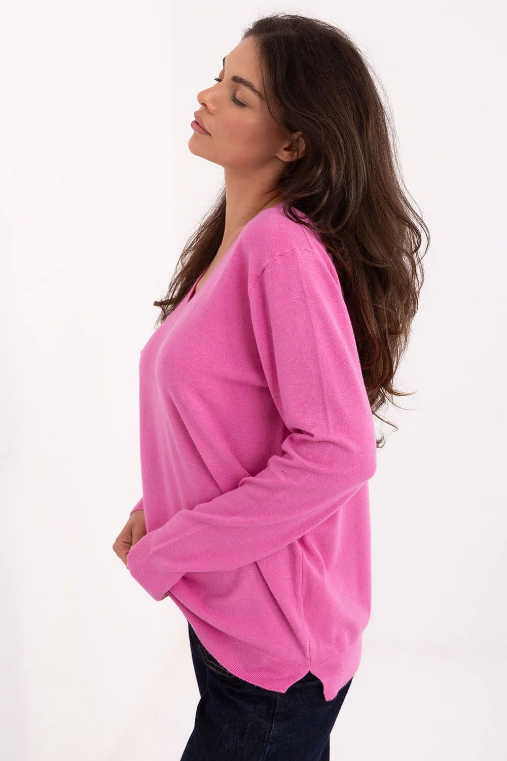pull femme maille fine rose fuchsia col V manches longues coupe droite oversize tombé décontracté finitions bordcôtes tissage fluide polyvalent