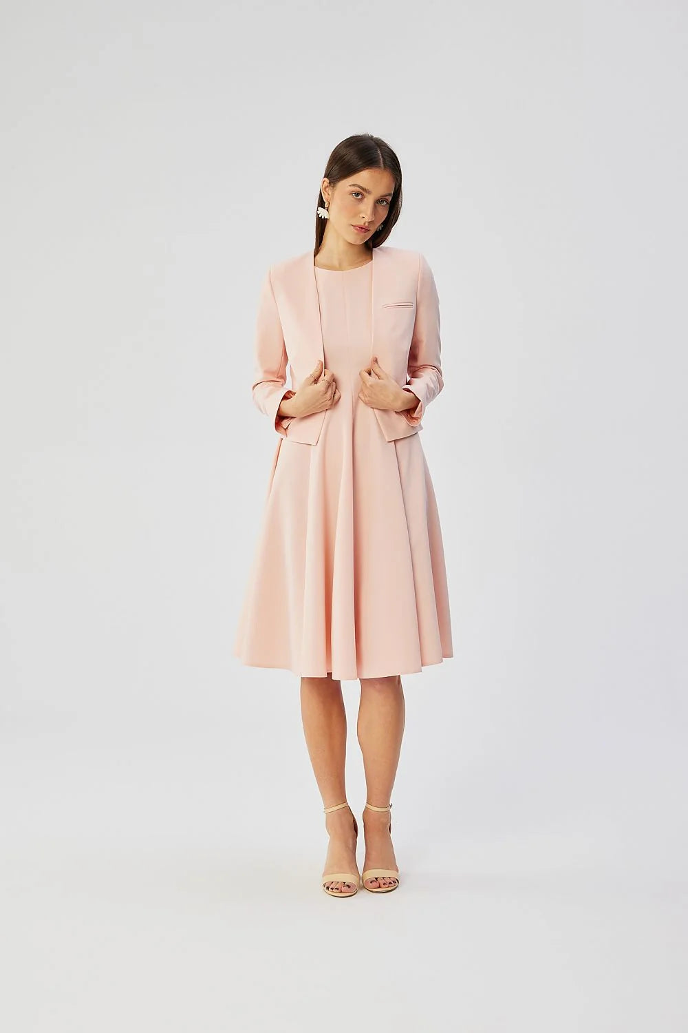 Veste courte féminine élégante en rose pâle sans col manches longues coupe ajustée tissu synthétique doublée occasion professionnelle femme