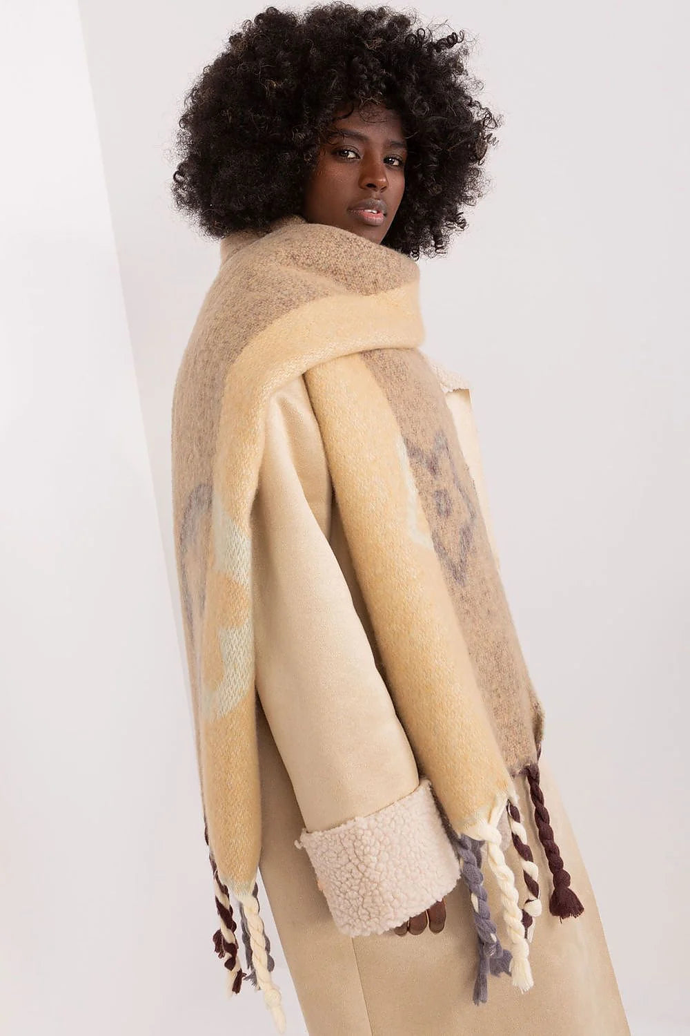 écharpe longue oversize polyester bouclée duveteuse moelleuse effet mohair chaude camel beige taupe bicolore étoile discrète franges tressées multicolores cocooning
