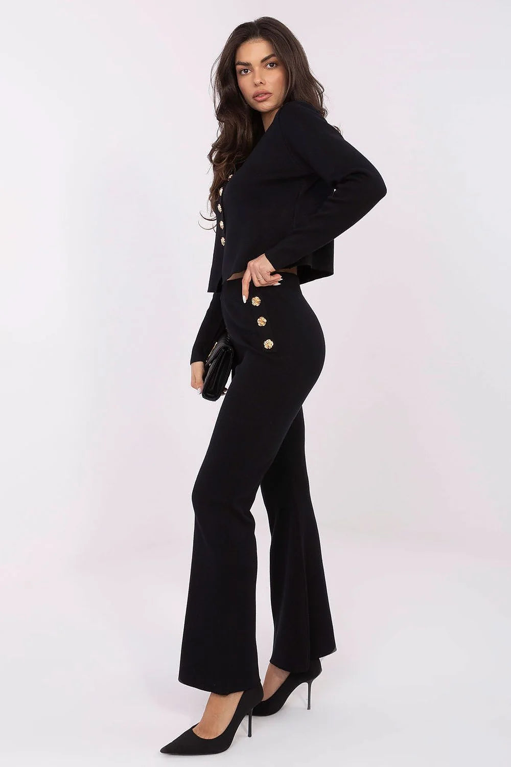 ensemble femme cardigan court col V maille tricot noir pantalon flare taille haute jambe évasée cheville boutons dorés élégance confortable