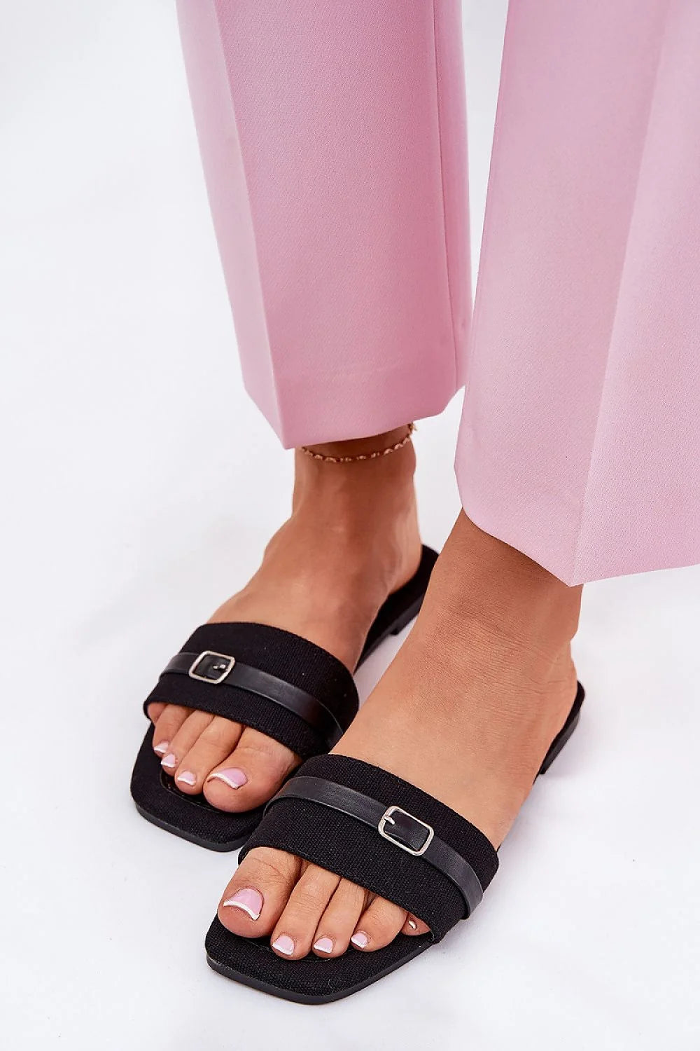 Sandales plates femmes style minimaliste couleur noire bride cuir textile confortable taille ajustable semelle cuir écologique