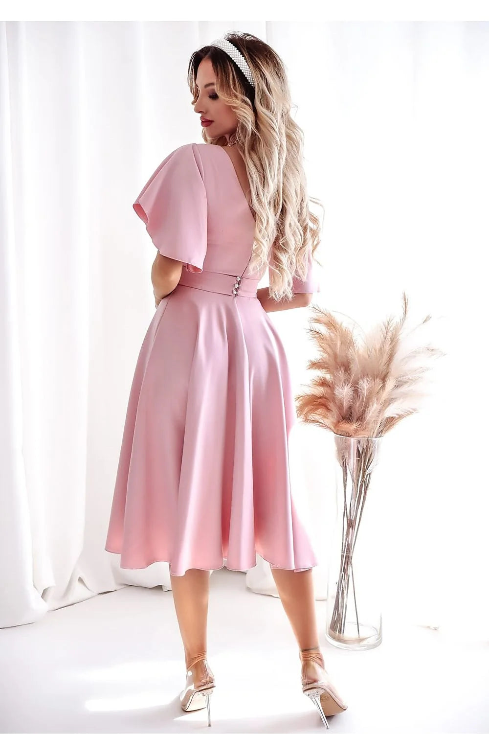 robe cocktail midi rose poudré satiné fluide cintrée taille marquée manches papillon flottantes décolleté V ceinture argentée fine