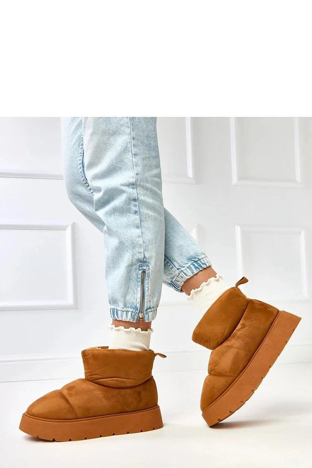 bottines courtes fourrées femme suédine cognac bout rond tige rembourrée cheville semelle plateforme crantée caoutchouc confortable chaude hivernale urbaine