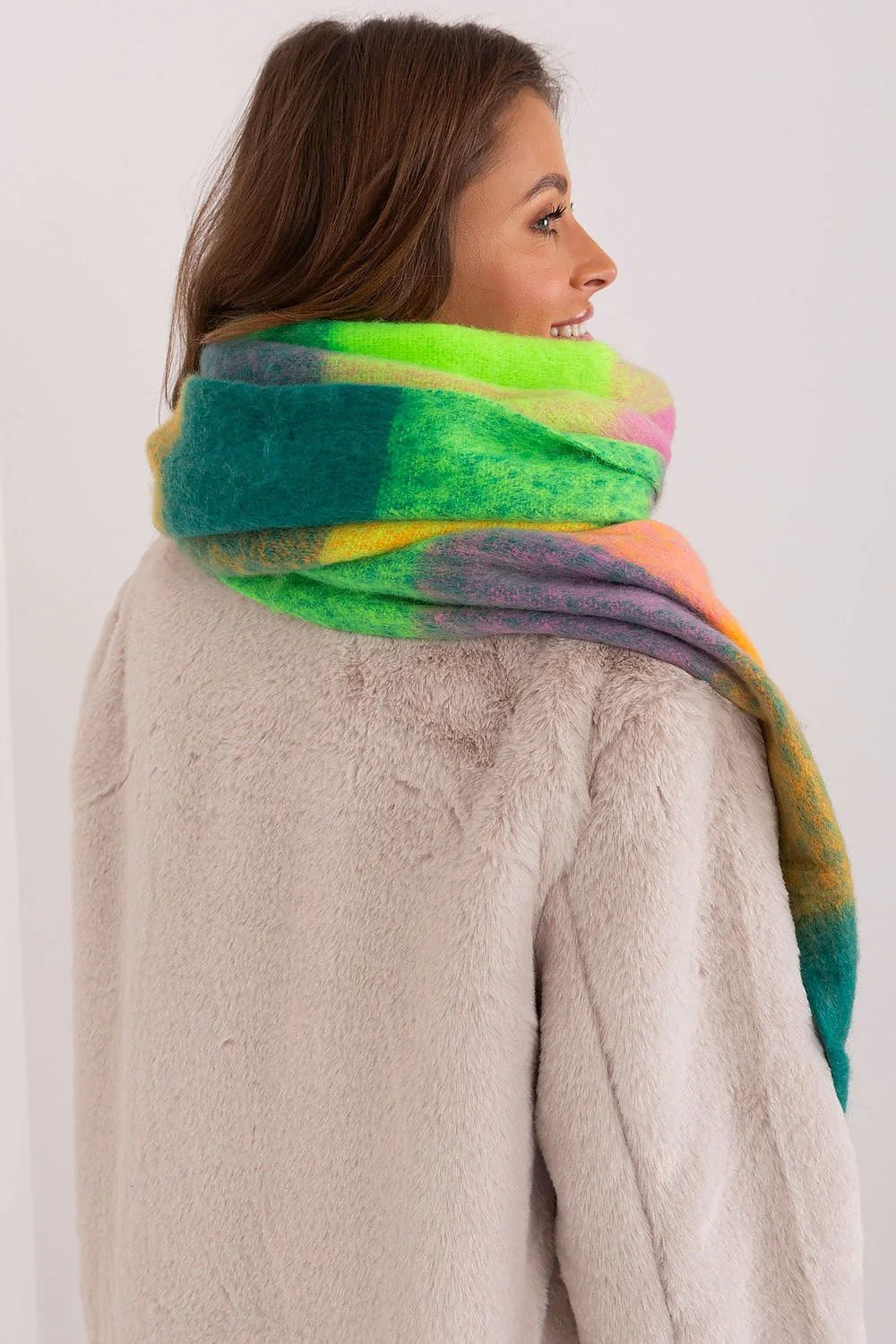 Écharpe à carreaux colorés pour femmes, matière douce, style moderne, tendance automne/hiver, franges tressées, longueur ample, polyvalente, accessoire chic, Polyester résistant, doux et chaud, design audacieux, idéal pour les saisons froides