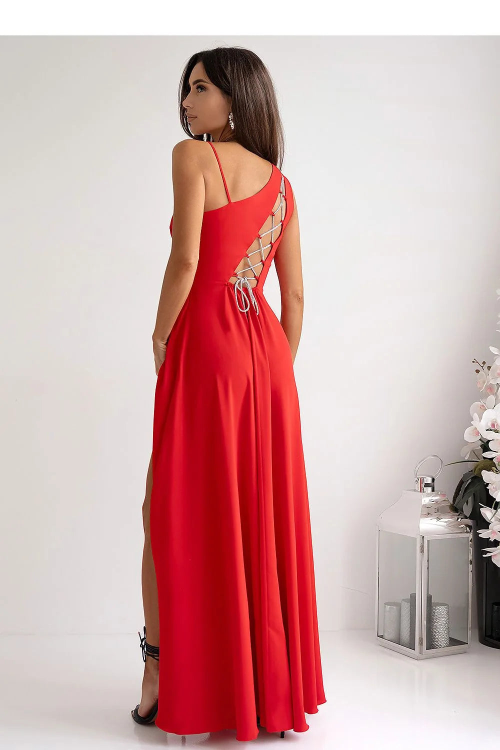 Robe longue asymétrique épaule nue bretelles fines tissu satiné rouge vif coupe empire fente latérale robe élégante soirée gala femme
