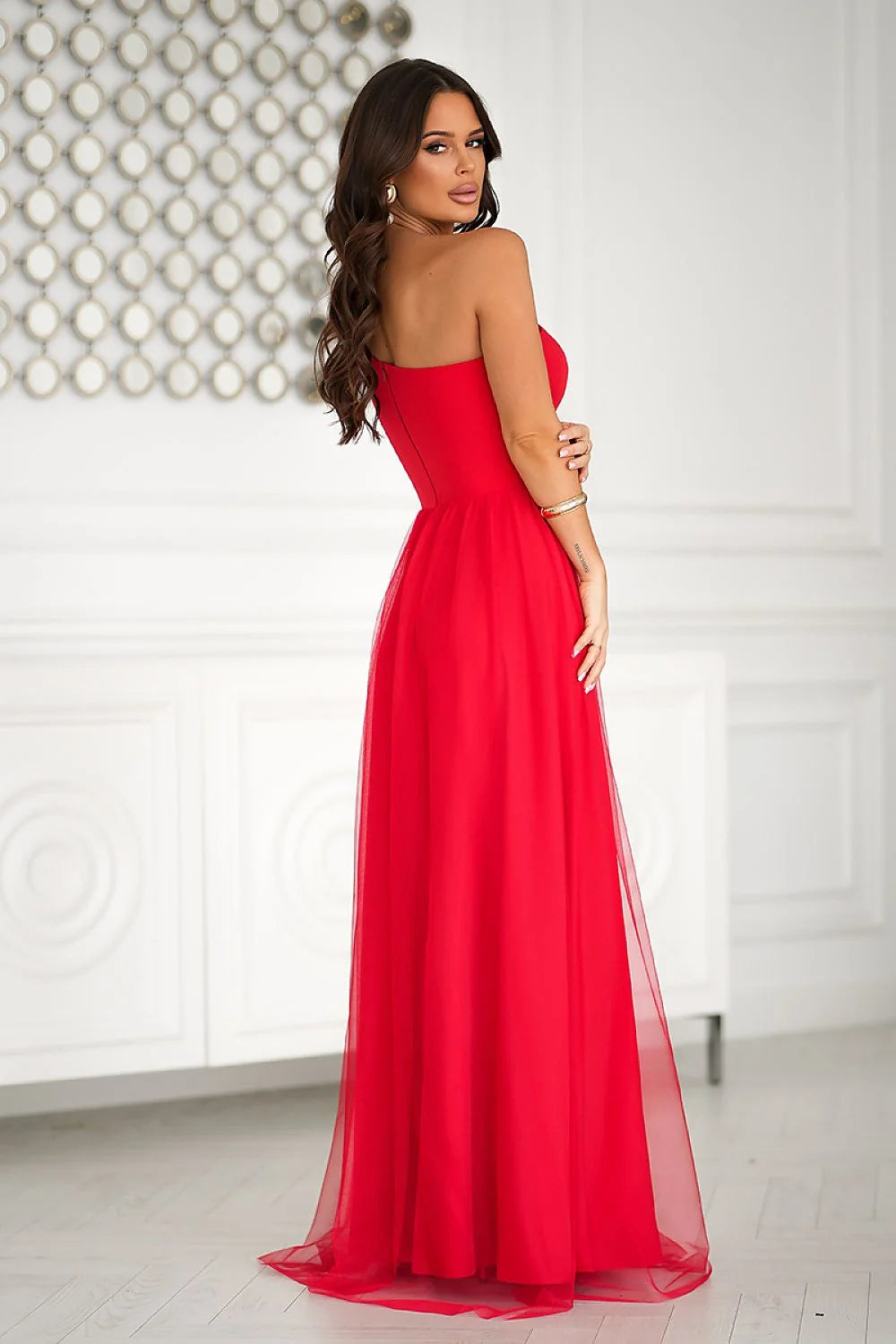 robe longue asymétrique épaule rouge vif tulle fluide corsage bustier paillettes scintillant taille marquée jupe fente haute glamour soirée gala