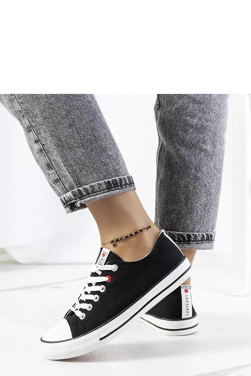 Baskets classiques noires blanches Kolind tige en toile semelle caoutchouc lacets blancs logo femme