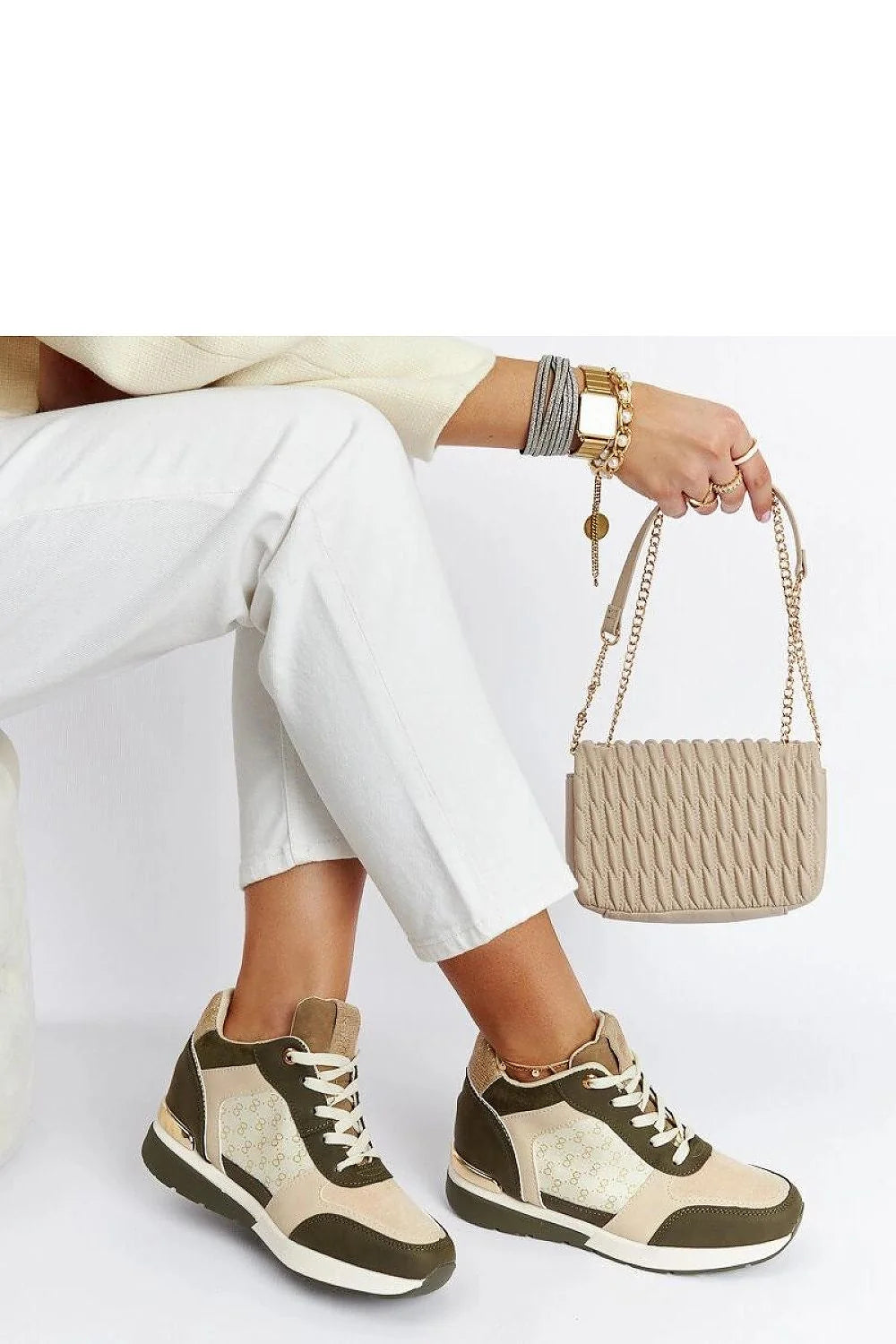 Baskets plateforme design moderne cuir écologique effet daim semelle verte lacets métalliques dorés femme