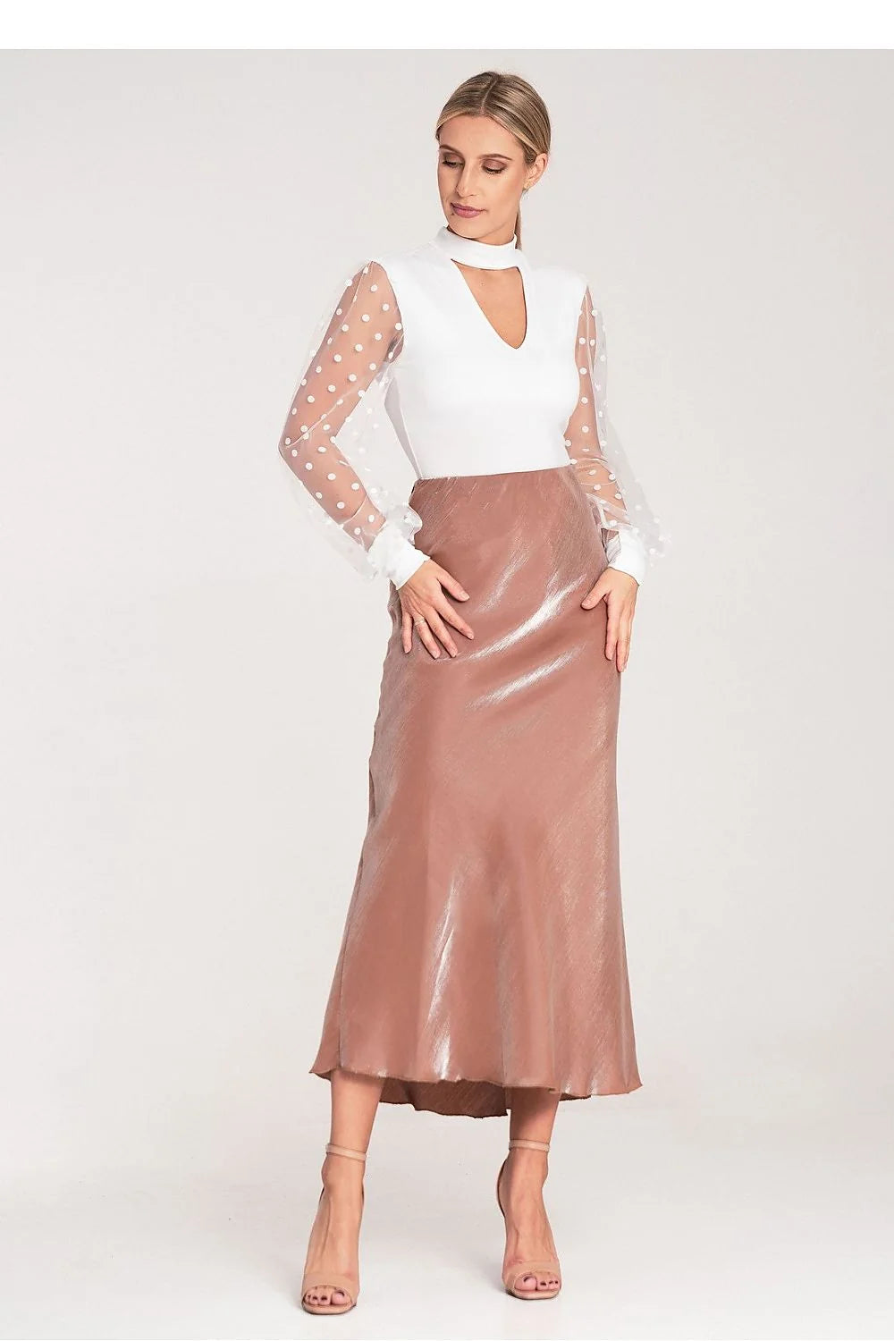 Robe élégante semi-formelle blanc marron clair col montant V-neck manches transparentes en tulle tissu satiné taille élastique longueur midi femme
