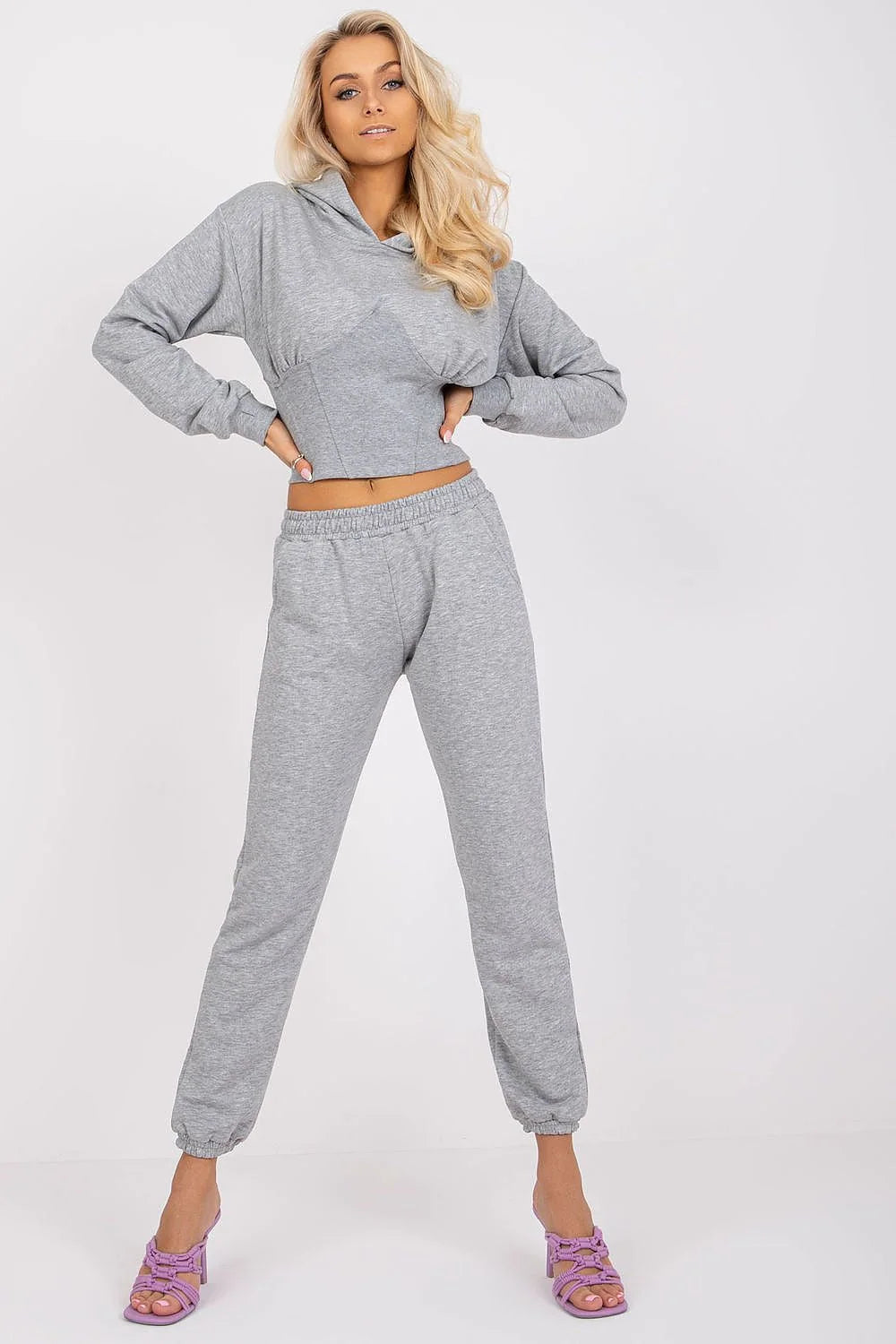 Ensemble survêtement femme style décontracté moderne sweat-shirt capuche pantalon jogger coupe fuselée couleur taupe matières confortables