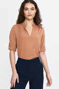 blouse femme élégante moderne manches troisquarts retroussables col V coupe droite ample viscose fluide douce camel plis clavicules finitions soignées