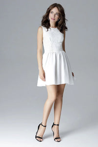 Robe courte femme en dentelle blanche élégante et romantique pour occasions spéciales et chics