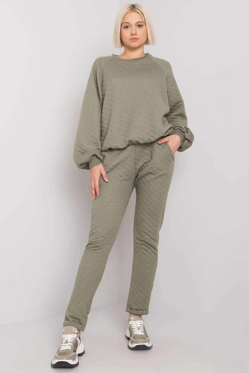 Ensemble de survêtement matelassé pour femme sweatshirt manches longues pantalon ajusté couleur verte kaki matière coton élasthanne style moderne confort loungewear occasions décontractées