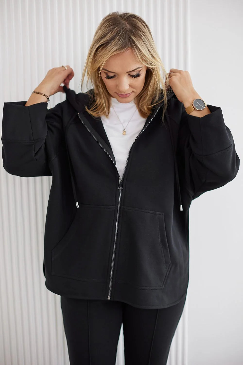 Sweatshirt La Aurora pour femmes mature, coupe oversize, capuche ajustable, fermeture éclair métal, poches kangourou, coton certifié 300g/m², style moderne urbain, couleur noire, vêtement polyvalent