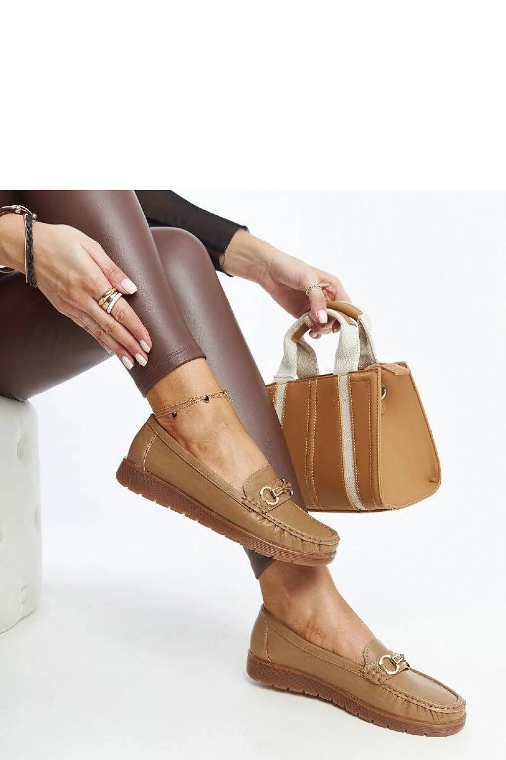 Mocassins classiques pour femme en simili cuir couleur camel design intemporel style casual-chic confortable et durable
